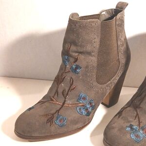 Crown Vintage Grey Vegan Suede Floral Embroidered Ankle Boots Sz 8M